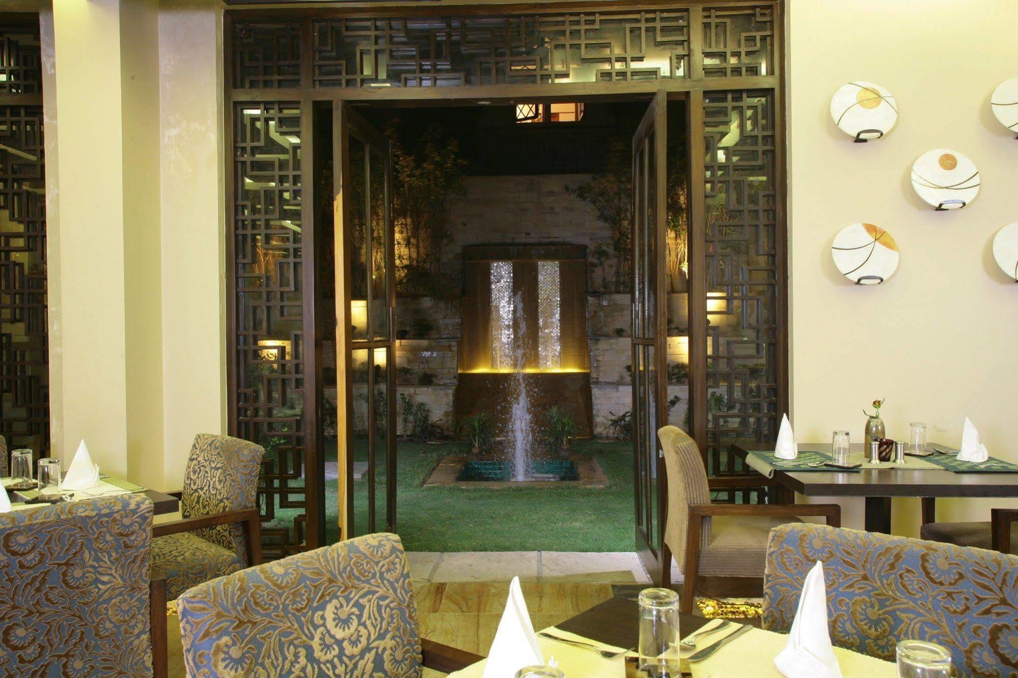 ​Justa Gurgaon Hotel Restoran gambar